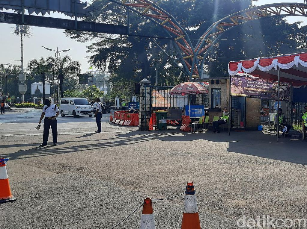 Begini Suasana Penjagaan Taman Margasatwa Ragunan di Hari Libur Waisak Begini Suasana Penjagaan Taman Margasatwa Ragunan di Hari Libur Waisak