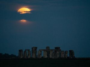 Ciamik Penampakan Supermoon di Inggris