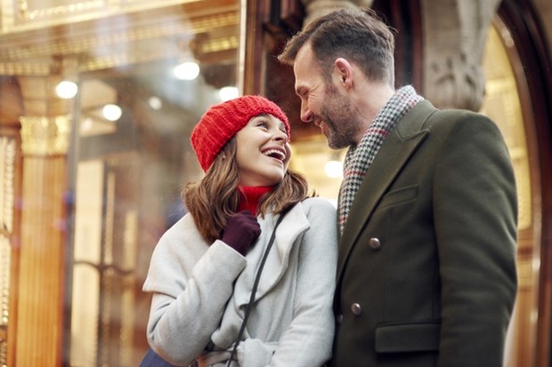 Berikan senyum terbaik kepada pasangan.