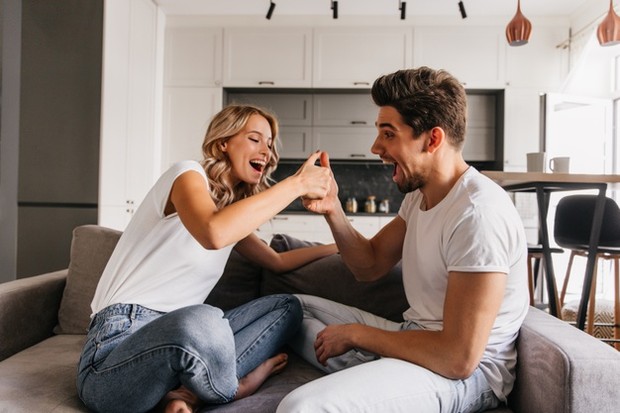 Menciptakan suasana yang penuh dengan tawa.