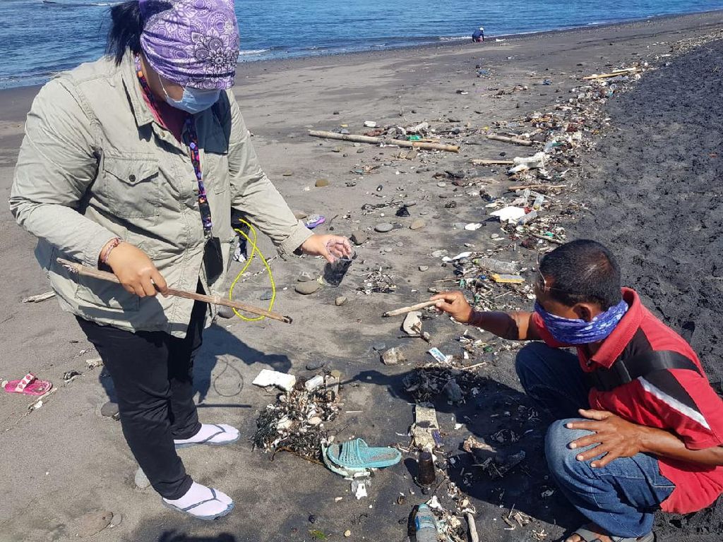Tumpahan Minyak Ditemukan di Pantai Saba Bali, BPSPL Duga Oli Bekas