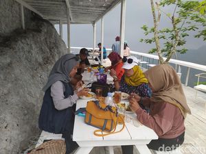 Hobi Plesiran, Erix Soekamti Buka Resto Tumpeng Menoreh dengan View Sunrise