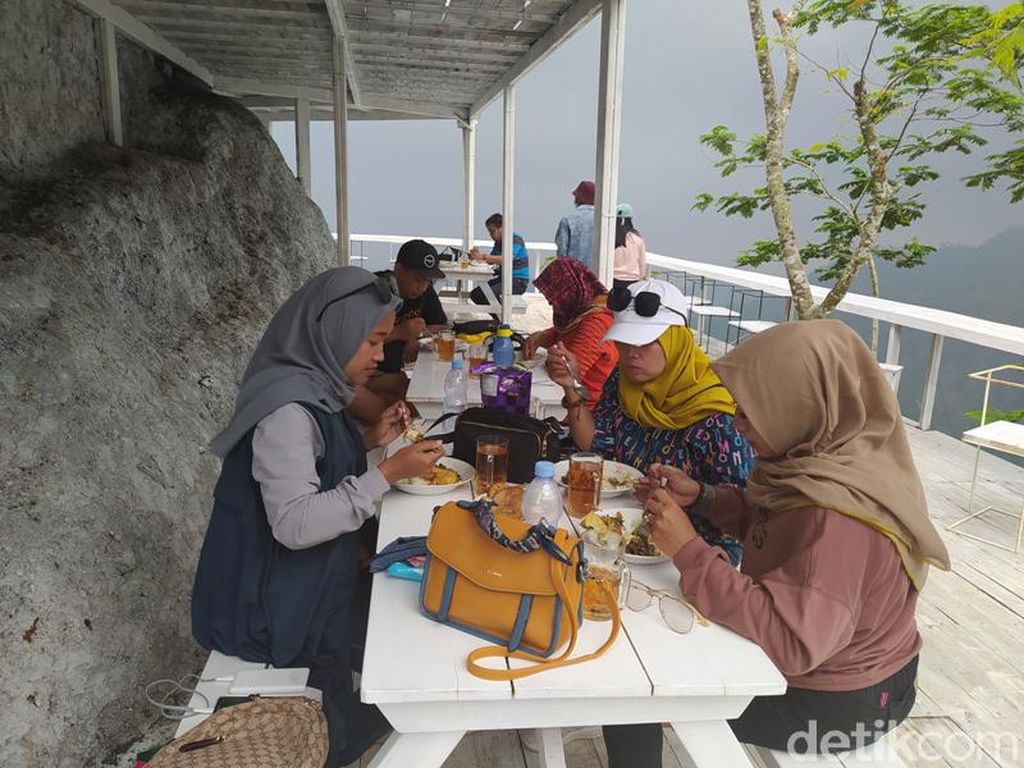 Hobi Plesiran, Erix Soekamti Buka Resto Tumpeng Menoreh dengan View Sunrise Hobi Plesiran, Erix Soekamti Buka Resto Tumpeng Menoreh dengan View Sunrise
