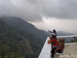 Di Tumpeng Menoreh, Makan Enak Bisa, Nonton Sunrise Juga Dapat