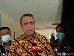 Walkot Cerita Belum Ada Perusahaan Mau Pindah Tiang Makan Jalan di Ciputat