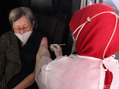 Potret 10 Ribu Lansia dan Mitra Gojek Divaksin COVID-19