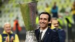 Foto: Cup! Unai Emery Kembali Cium Mesra Trofi Liga Europa