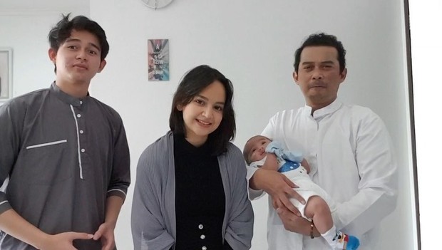 Angelica Simperler bersama keluarga di momen Idul Fitri/instagram.com/angelicasimp.new