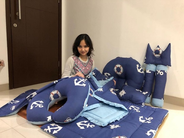 Angelica Simperler sedang mengurusi perlengkapan baby/instagram.com/angelicasimp.new