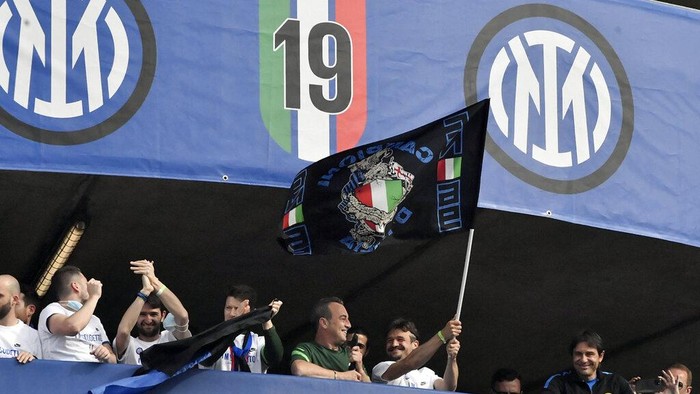 Inter Milans head coach Antonio Conte, right, celebrates with the team after clinching the Serie A title, at the end of the Serie A soccer match between Inter Milan and Udinese, at the San Siro stadium in Milan, Italy, Sunday, May 23, 2021. (AP Photo/Nicola Marfisi)