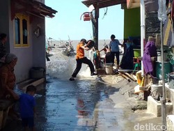 Banjir Rob Efek Gerhana Bulan Rendam Kampung Nelayan di Surabaya