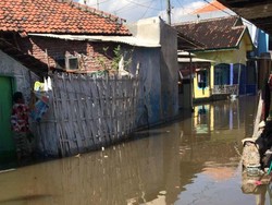 Rumah Warga di Pesisir Pantai Utara Probolinggo Diterjang Banjir Rob