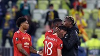 Paul Pogba memeluk Bruno Fernandes untuk menenangkannya (Getty Images/Maja Hitij)