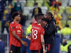 Paul Pogba memeluk Bruno Fernandes untuk menenangkannya (Getty Images/Maja Hitij)