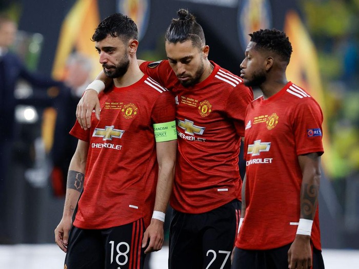 GDANSK, POLAND - MAY 26: Bruno Fernandes of Manchester United gestures whilst holding the match ball during the UEFA Europa League Final between Villarreal CF and Manchester United at Gdansk Arena on May 26, 2021 in Gdansk, Poland. (Photo by Maja Hitij/Getty Images)