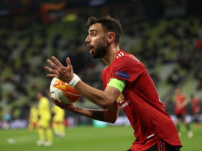 GDANSK, POLAND - MAY 26: Bruno Fernandes of Manchester United gestures whilst holding the match ball during the UEFA Europa League Final between Villarreal CF and Manchester United at Gdansk Arena on May 26, 2021 in Gdansk, Poland. (Photo by Maja Hitij/Getty Images)