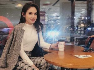 Cantiknya Steffi Zamora Saat Ngopi dan Makan Pizza Cantiknya Steffi Zamora Saat Ngopi dan Makan Pizza