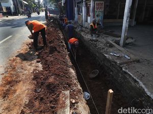 Cegah Genangan, Saluran Air di Jalan Raya Setu Diperbaiki