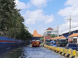 Air Pasang Laut Naik Dampak Gerhana, Banjir Rob Rendam Jalan Kalimas Surabaya