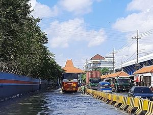 Air Pasang Laut Naik Dampak Gerhana, Banjir Rob Rendam Jalan Kalimas Surabaya Air Pasang Laut Naik Dampak Gerhana, Banjir Rob Rendam Jalan Kalimas Surabaya