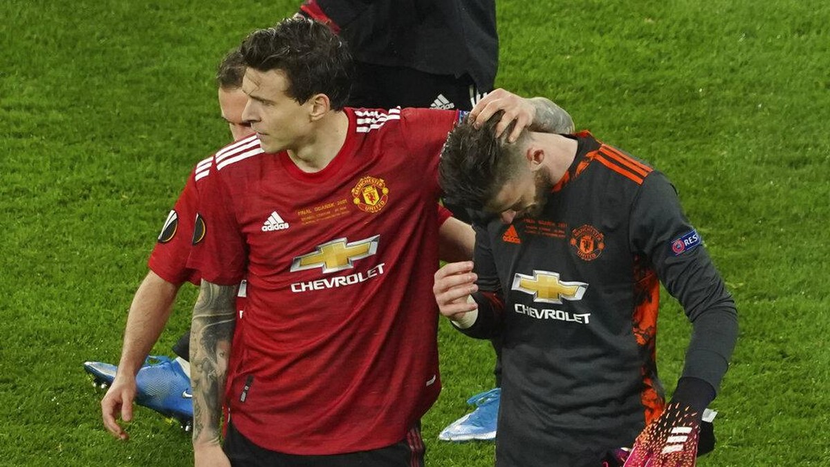 David de Gea dihibur rekan-rekan setimnya usai gagal penalti (AP/Aleksandra Szmigiel)