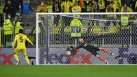 Sepakan Dani Parejo tak kuasa dibendung De Gea yang memang tak punya catatan oke dalam adu penalti. (Foto: Getty Images/Adam Warzawa - Pool)