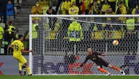 Francis Coquelin, yang pernah merumput bersama Arsenal, juga sukses memperdaya De Gea. (Foto: Getty Images/Adam Warzawa - Pool)