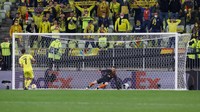 Gerard Moreno, yang di waktu normal bikin gol Villarreal, mengawali aksi menjebol gawang De Gea di babak adu penalti. (Foto: Getty Images/Kacper Pempel - Pool)