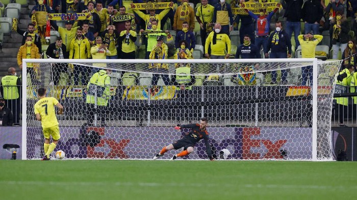 David De Gea, Final Liga Europa, Gerard Moreno GDANSK, POLAND - MAY 26: Gerard Moreno of Villarreal CF scores their team's first penalty in the penalty shoot out past David de Gea of Manchester United during the UEFA Europa League Final between Villarreal CF and Manchester United at Gdansk Arena on May 26, 2021 in Gdansk, Poland. (Photo by Kacper Pempel - Pool/Getty Images)