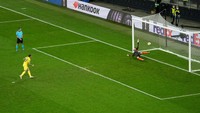 Setelah itu giliran Paco Alcacer yang bikin De Gea meregangkan tubuh tanpa daya. (Foto: Getty Images/Aleksandra Szmigiel - Pool)