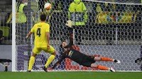 De Gea sudah berusaha, tapi tendangan Pau Torres di luar jangkauan. (Foto: Getty Images/Adam Warzawa - Pool)