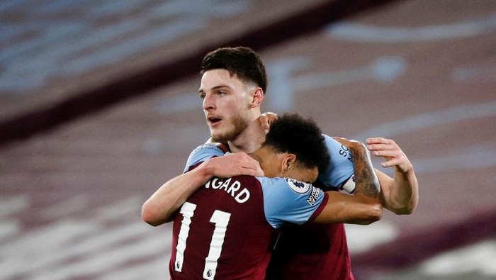 LONDON, ENGLAND - FEBRUARY 15: Declan Rice of West Ham celebrates with teammate Jesse Lingard after scoring their teams first goal during the Premier League match between West Ham United and Sheffield United at London Stadium on February 15, 2021 in London, England. Sporting stadiums around the UK remain under strict restrictions due to the Coronavirus Pandemic as Government social distancing laws prohibit fans inside venues resulting in games being played behind closed doors. (Photo by John Sibley - Pool/Getty Images)