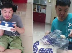 Salut! Meski di Atas Kursi Roda, Pria Ini Gigih Berbagi dan Berjualan Camilan