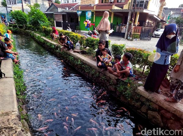 Disulap Jadi Kolam Ikan, Selokan di Pamulang Ramai Didatangi Warga