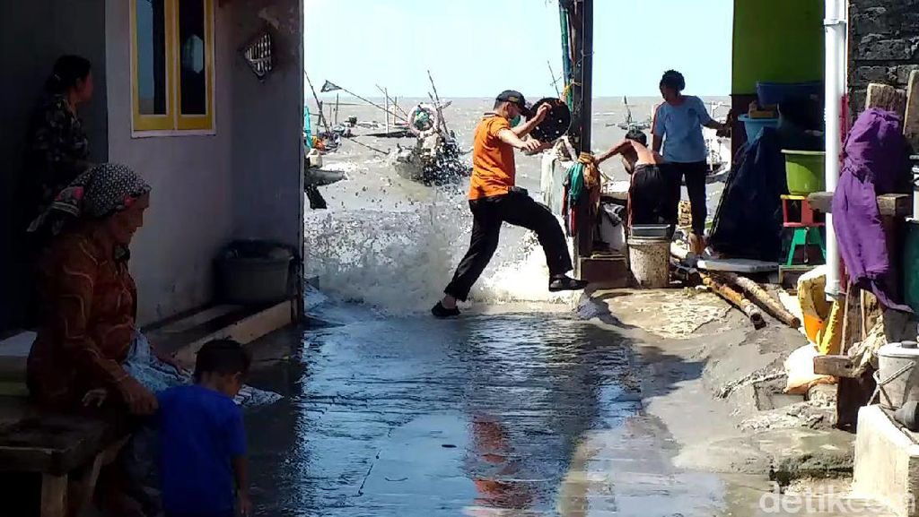 Efek Gerhana Bulan, Ruas Jalan di Surabaya Ini Terendam Banjir Rob Efek Gerhana Bulan, Ruas Jalan di Surabaya Ini Terendam Banjir Rob