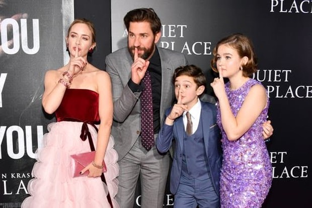 Emily Blunt, John Krasinski, dan Kedua Anaknya/popsugar.com Emily Blunt, John Krasinski, dan Kedua Anaknya