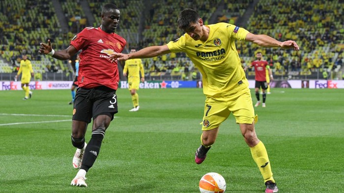 GDANSK, POLAND - MAY 26: Gerard Moreno of Villarreal CF battles for possession with Eric Bailly of Manchester United  during the UEFA Europa League Final between Villarreal CF and Manchester United at Gdansk Arena on May 26, 2021 in Gdansk, Poland. (Photo by Adam Warzawa - Pool/Getty Images)