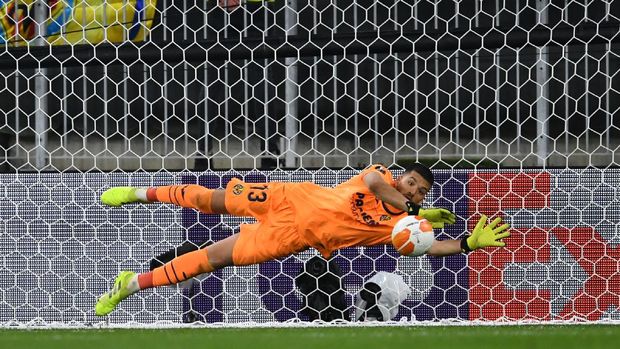 GDANSK, POLAND - MAY 26: Geronimo Rulli of Villarreal saves the eleventh penalty from David De Gea of Manchester United in the penalty shoot out during the UEFA Europa League Final between Villarreal CF and Manchester United at Gdansk Arena on May 26, 2021 in Gdansk, Poland. (Photo by Adam Warzawa - Pool/Getty Images)