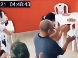 Manis Banget! Ibu Ini Rayakan Ultah Sendirian dan Pelanggan Restoran Nyanyi Untuknya