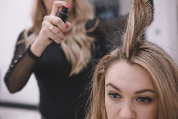 Ilustrasi menggunakan dry shampoo / freepik.com (Freepik Official) Dry shampoo bisa memperbaiki kesalahan produk rambut lainnya