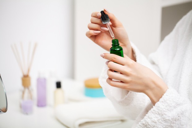 Ilustrasi Skincare Berlapis/Foto: freepik.com Kesalahan Memakai Skincare Bikin Kulit Bruntusan