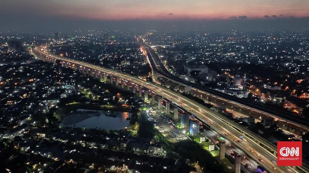 Jalan tol Jakarta-Cikampek II (Elevated) atau Jalan Layang Syeikh Mohamed Bin Zayed (MBZ) dilihat dari apartemen Kamala Lagoon, Bekasi, Rabu, 26 Mei 2021. CNNIndonesia/Safir Makki