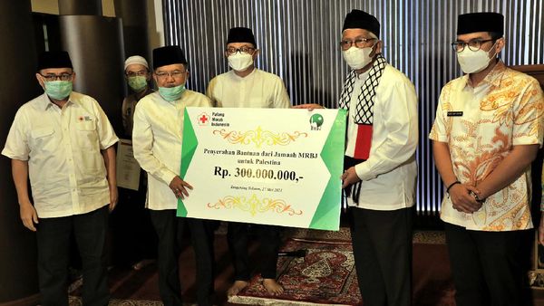 JK Serahkan Bantuan untuk Palestina di Masjid Raya Bintaro