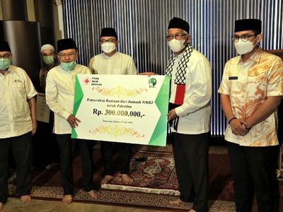 JK Serahkan Bantuan untuk Palestina di Masjid Raya Bintaro