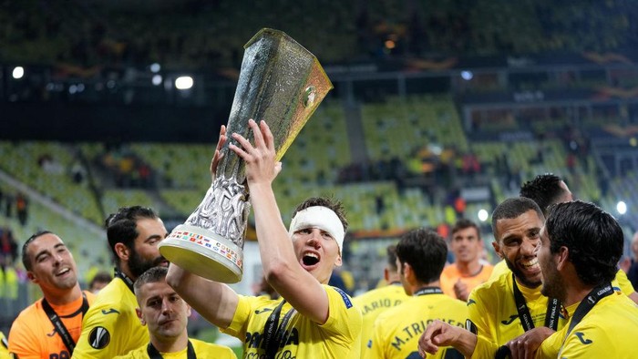 GDANSK, POLAND - MAY 26: Juan Foyth of Villarreal CF celebrates with the UEFA Europa League Trophy following the UEFA Europa League Final between Villarreal CF and Manchester United at Gdansk Arena on May 26, 2021 in Gdansk, Poland. (Photo by Michael Sohn - Pool/Getty Images)