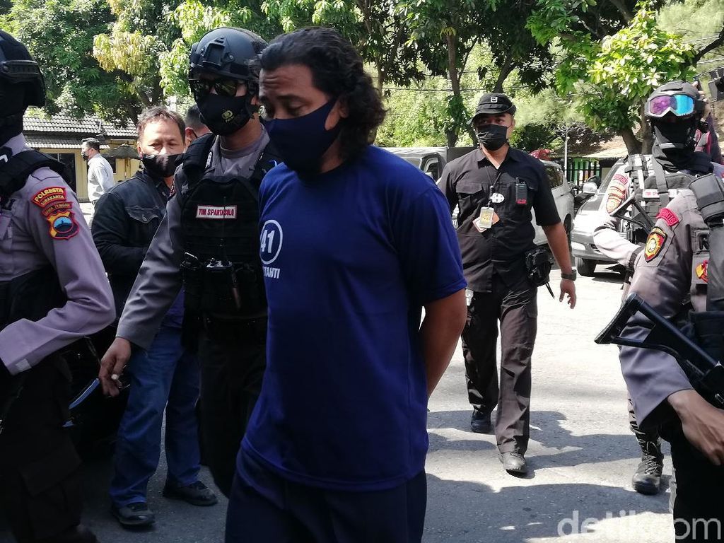 Ini Tampang Pria yang Pukul-Ancam Bunuh Polisi Saat Razia Masker di Solo Ini Tampang Pria yang Pukul-Ancam Bunuh Polisi Saat Razia Masker di Solo