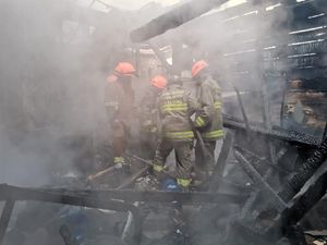 Kios Serabi di Bandung Terbakar, Empat Orang Sempat Terjebak Kios Serabi di Bandung Terbakar, Empat Orang Sempat Terjebak