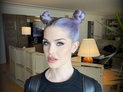 Tampil Lebih Muda Setelah Turun 38 Kg, Kelly Osbourne Digosipkan Oplas