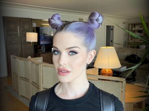 Tampil Lebih Muda Setelah Turun 38 Kg, Kelly Osbourne Digosipkan Oplas Tampil Lebih Muda Setelah Turun 38 Kg, Kelly Osbourne Digosipkan Oplas