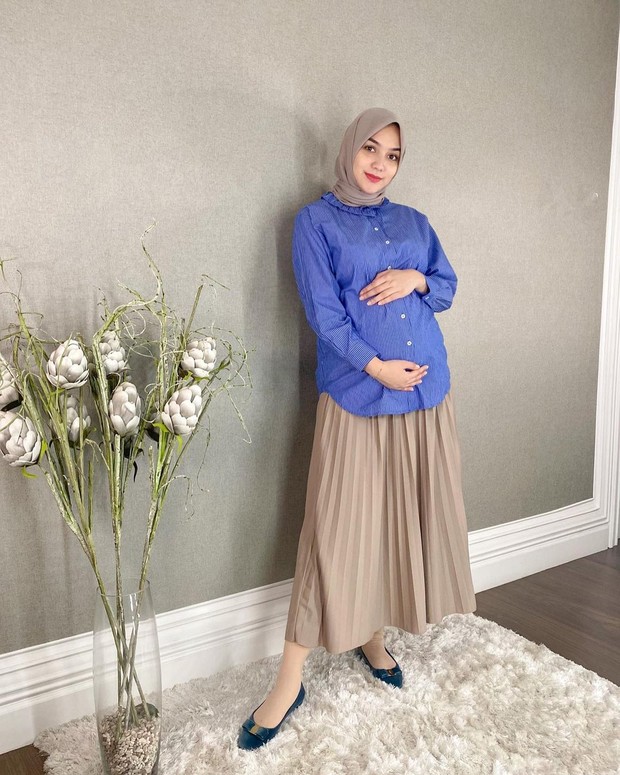 Kemeja dan rok plisket/instagram.com/citraciki/ Kemeja dan rok plisket